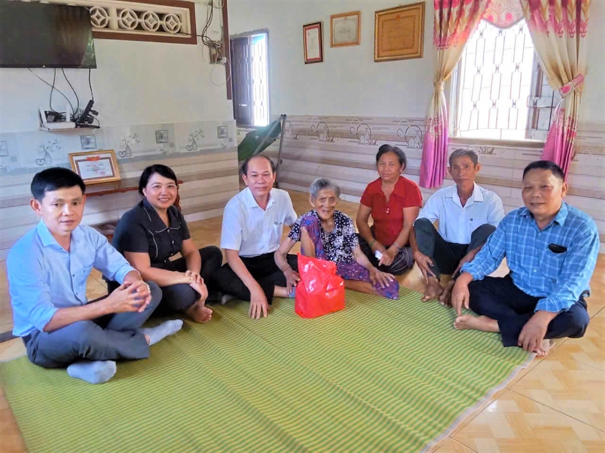 Tặng quà NCT hoàn cảnh khó khăn xã Đắk Phơi