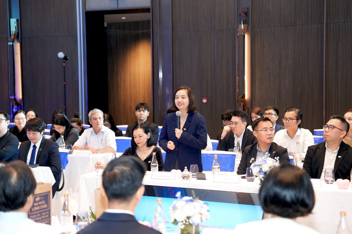 Bà Nguyễn Đỗ Quyên - Phó Tổng Giám đốc FPT Retail kiêm Giám đốc Điều hành Hệ thống Nhà thuốc và Tiêm chủng Long Châu chia sẻ về hành trình chăm sóc sức khỏe liên tục của dự án. Ảnh: Ngô Lộc