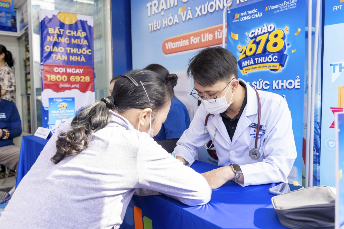 Chuỗi nhà thuốc Long Châu trở thành điểm kết nối cộng đồng, giúp người dân tiếp cận kiến thức y khoa, tư vấn và tầm soát trực tiếp, miễn phí với bác sĩ, kiến tạo hành trình chăm sóc sức khỏe bền vững. Ảnh: Ngô Lộc