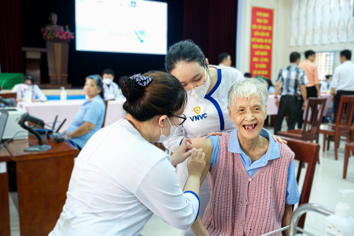 Tiêm vaccine cúm hằng năm là biện pháp quan trọng để giảm nguy cơ mắc bệnh và biến chứng nặng. 