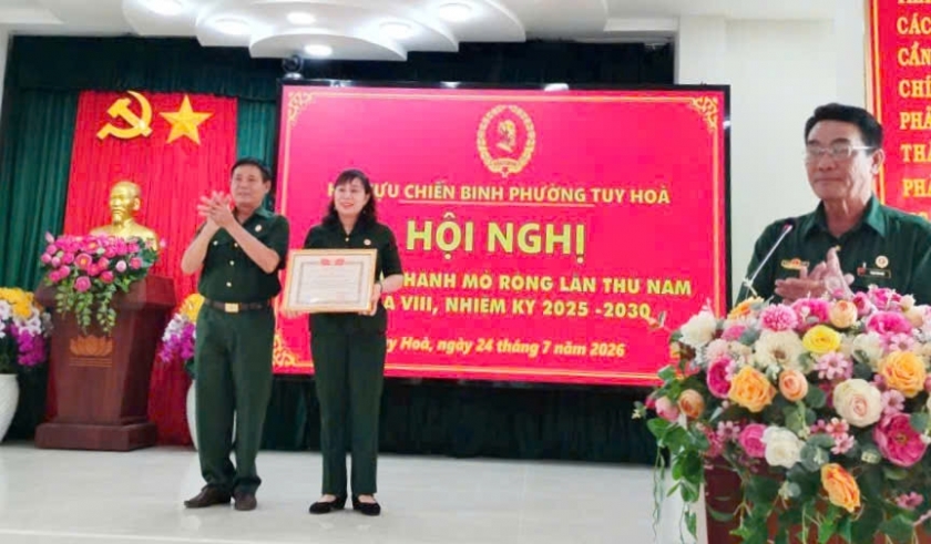 Bà Đồng Thị Ngọc Phượng nhận Bằng khen của Chủ tịch Hội CCB Việt Nam tặng cá nhân xuất sắc trong “Đẩy mạnh học tập và làm theo tư tưởng, đạo đức, phong cách Hồ Chí Minh, giai đoạn 2016-2026. Bà Đồng Thị Ngọc Phượng nhận Bằng khen của Chủ tịch Hội CCB Việt Nam tặng cá nhân xuất sắc trong “Đẩy mạnh học tập và làm theo tư tưởng, đạo đức, phong cách Hồ Chí Minh, giai đoạn 2016-2026.