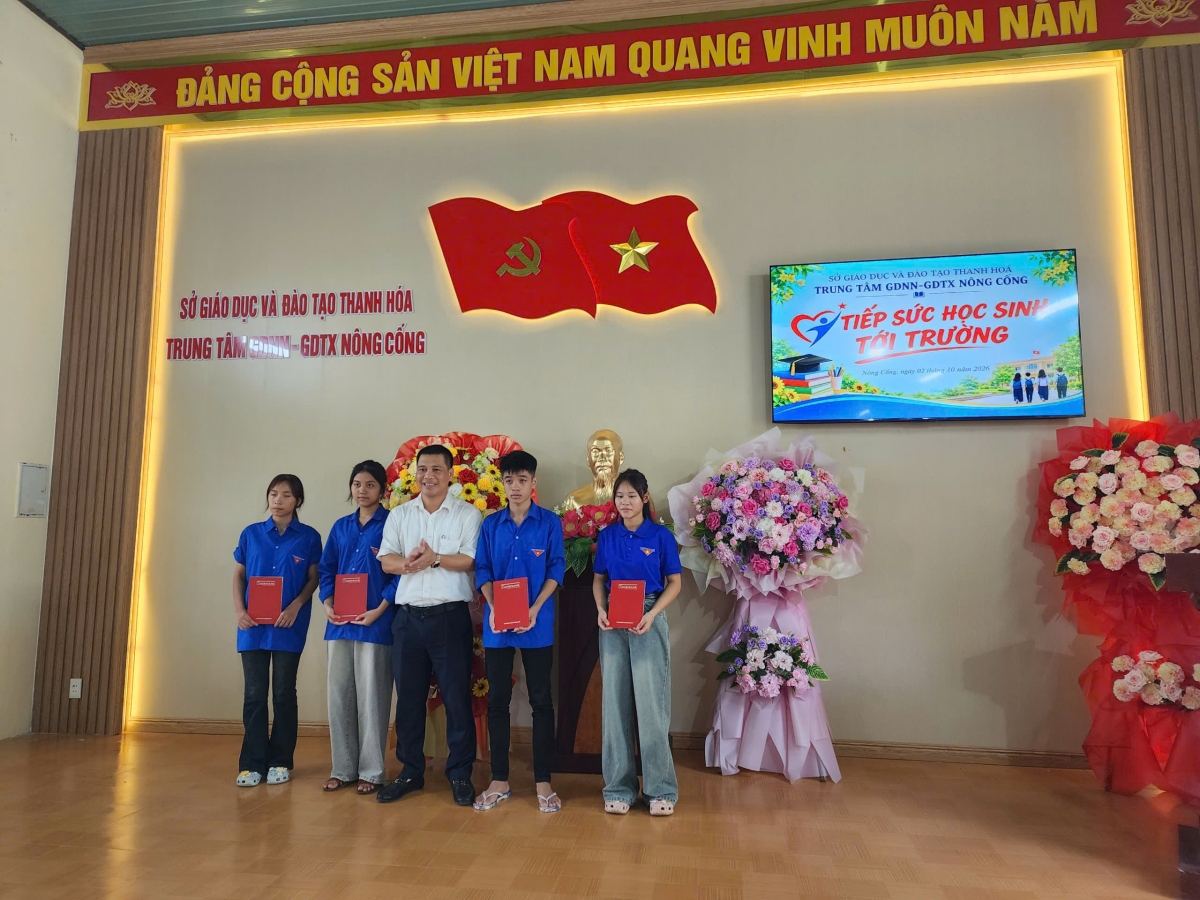 Tiếp sức học sinh tới trường – Trao yêu thương, gửi niềm tin Tiếp sức học sinh tới trường – Trao yêu thương, gửi niềm tin