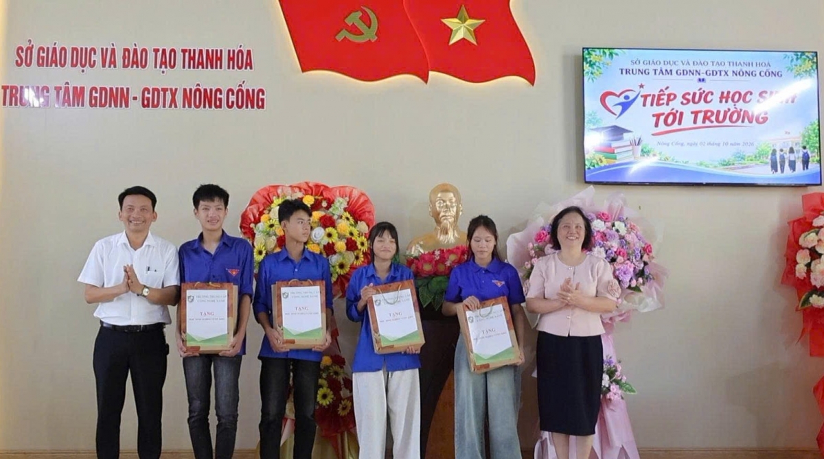 Tiếp sức học sinh tới trường – Trao yêu thương, gửi niềm tin Tiếp sức học sinh tới trường – Trao yêu thương, gửi niềm tin
