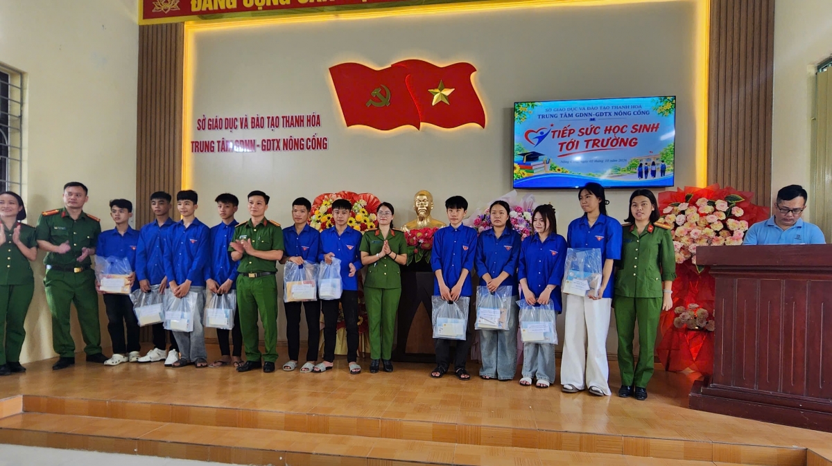 Tiếp sức học sinh tới trường – Trao yêu thương, gửi niềm tin Tiếp sức học sinh tới trường – Trao yêu thương, gửi niềm tin