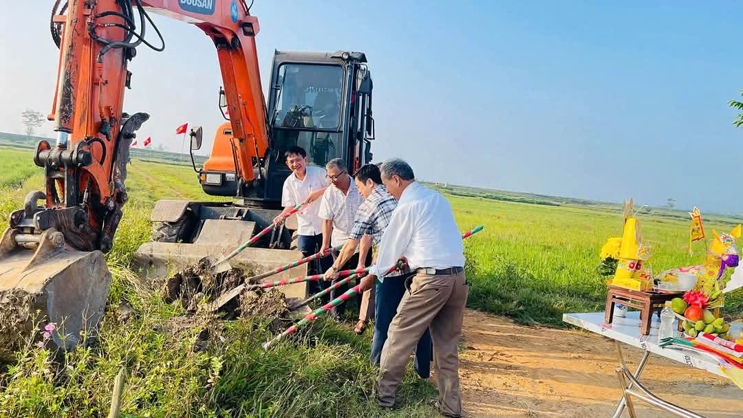Đối với người cao tuổi, đóng góp cho quê hương không chỉ bằng công sức hay vật chất mà còn bằng việc gìn giữ những giá trị truyền thống, vun đắp tình làng nghĩa xóm và khơi dậy tinh thần đoàn kết giữa các thế hệ. 