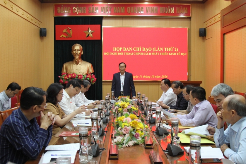 Chủ tịch Hội NCT Việt Nam Nguyễn Thanh Bình chủ trì cuộc họp.