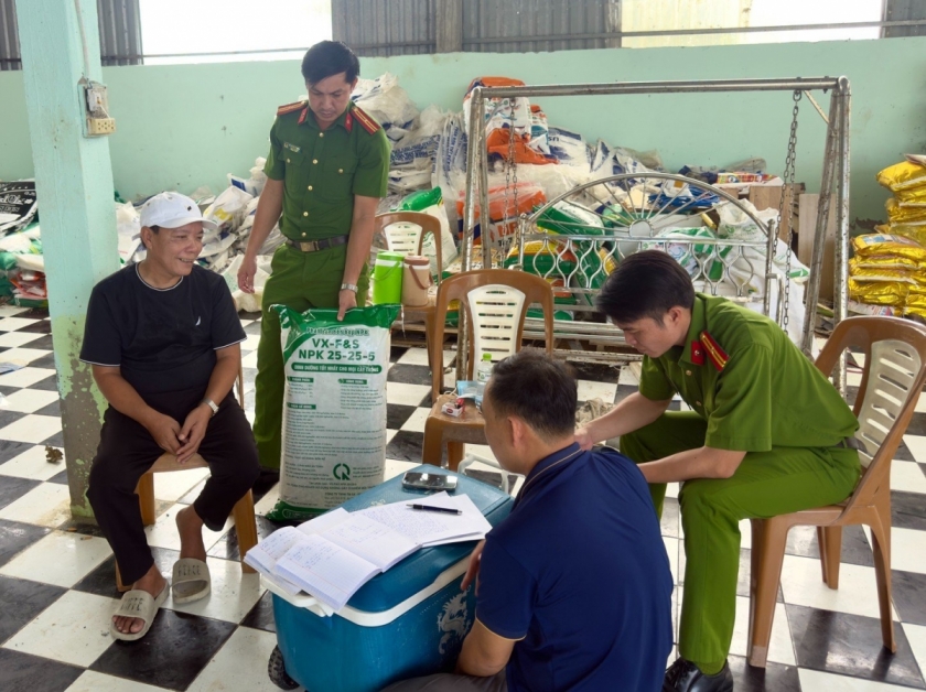 Lực lượng chức năng làm việc với Hứa Văn Chọn (áo đen). Ảnh Báo CAND Lực lượng chức năng làm việc với Hứa Văn Chọn (áo đen). Ảnh Báo CAND