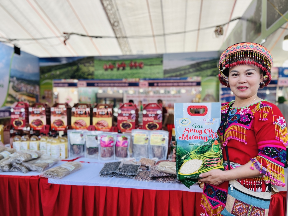 Gian hàng đến từ tỉnh Lào Cai trưng bày tại Hội chợ triển lãm được nhiều khách hàng yêu thích với sản phẩm gạo Séng cù Mường Vi