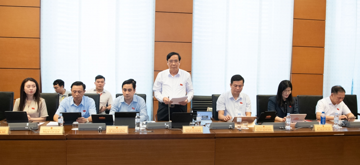 Đại biểu Quốc hội Nguyễn Thanh Bình, Chủ tịch Hội Người cao tuổi Việt Nam phát biểu ý kiến tại phiên thảo luận tổ, sáng ngày 18/10.