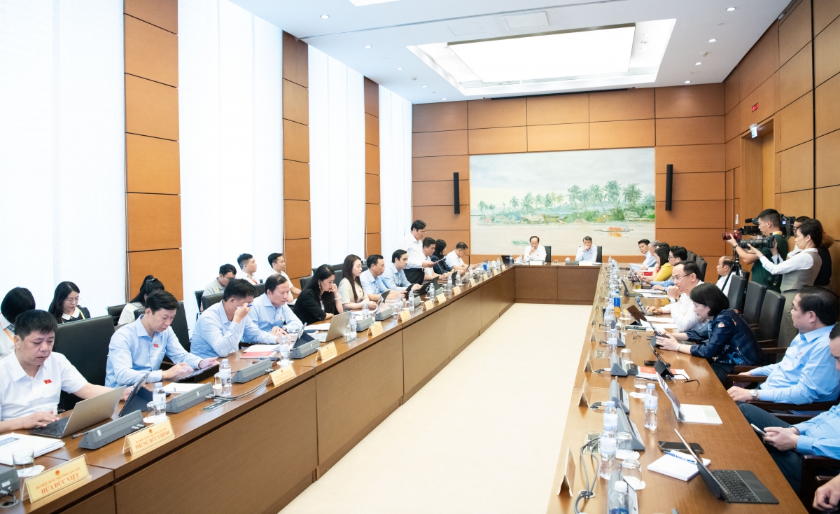 Phiên thảo luận tại Tổ 3 (sáng ngày 18/10), gồm các Đoàn đại biểu Quốc hội: Hải Phòng, Hà Tĩnh, Lạng Sơn.