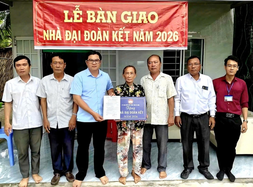 Đảng ủy, UBND, Ủy ban MTTQ Việt Nam xã An Trạch bàn giao nhà Đại đoàn kết cho hộ bà Hồng Thị Khoa (sinh năm 1959) ở ấp Thành Thưởng. Hơi ấm mùa gió bấc
