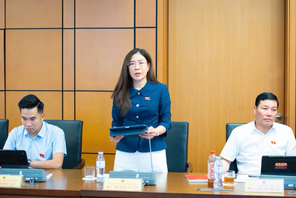 Đại biểu Bùi Thị Kim Tuyến tham gia góp ý vào dự thảo Luật Đấu giá tài sản (sửa đổi) tại phiên họp tổ, sáng ngày 19/10. Đại biểu Bùi Thị Kim Tuyến tham gia góp ý vào dự thảo Luật Đấu giá tài sản (sửa đổi) tại phiên họp tổ, sáng ngày 19/10.