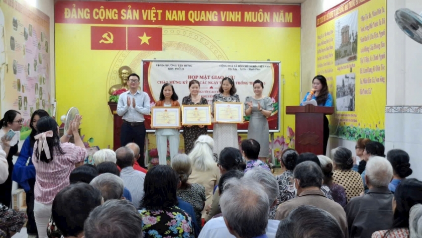 Chi bộ khu phố 22 trao giấy mừng thọ cho các cụ Chi bộ khu phố 22 trao giấy mừng thọ cho các cụ