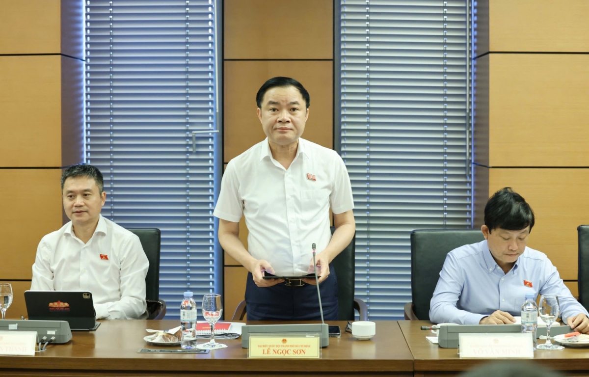 Đại biểu Quốc hội Lê Ngọc Sơn phát biểu tại phiên thảo luận tổ, sáng ngày 18/10. Đại biểu Quốc hội Lê Ngọc Sơn phát biểu tại phiên thảo luận tổ, sáng ngày 18/10.