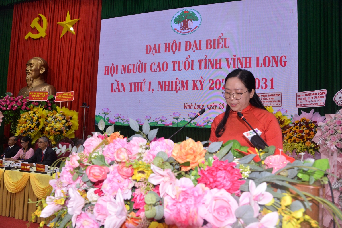 Bà Nguyễn Thị Hồng Nhung, Ủy viên Ban Thường vụ Tỉnh ủy, Phó Chủ tịch Thường trực Ủy ban MTTQ Việt Nam tỉnh Vĩnh Long, phát biểu tại Đại hội