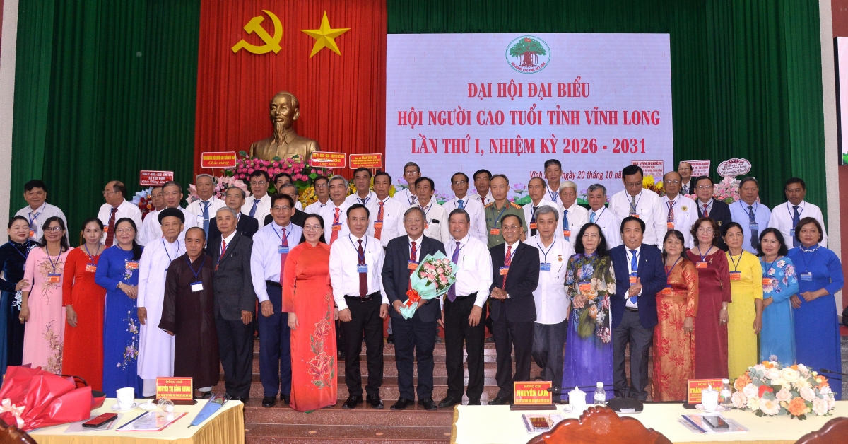 Ban Chấp hành Hội Người cao tuổi tỉnh Vĩnh Long nhiệm kỳ 2026–2031 ra mắt Đại hội, chụp ảnh cùng các đại biểu