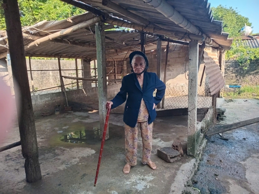 Cụ Võ Thị Xiêm và vị trí thửa đất đang tranh chấp.