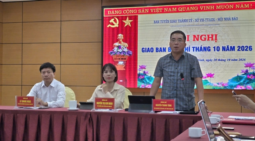 Ông Nguyễn Thanh Tùng, Phó Giám đốc Sở Văn hóa, Thể thao và Du lịch thông tin về chuỗi sự kiện tại hội nghị Giao ban báo chí tháng 10/2026.