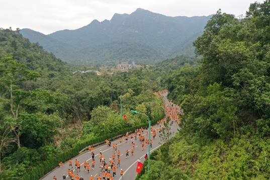 Các vận động viên tham gia tranh tài ở cự ly 20km tại Giải chạy Yên Tử Heritage Marathon 2025.