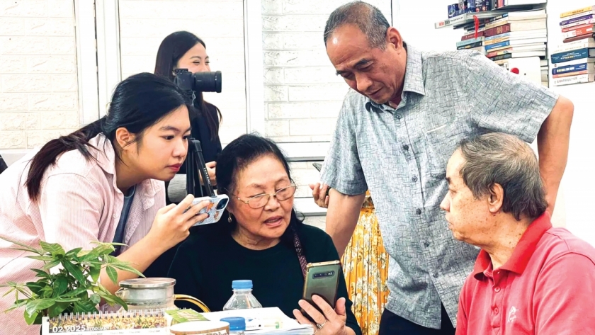 Không chỉ rèn kỹ năng sử dụng điện thoại thông minh, người cao tuổi còn chia sẻ cách lựa chọn thông tin chính thống trên không gian mạng. Bảo vệ nền tảng tư tưởng của Đảng - Người cao tuổi không ngoài cuộc
