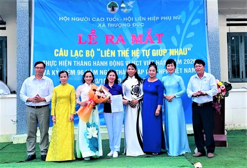 Trao Quyết định thành lập CLB LTHTGN thôn Đại Lãnh. Trao Quyết định thành lập CLB LTHTGN thôn Đại Lãnh.