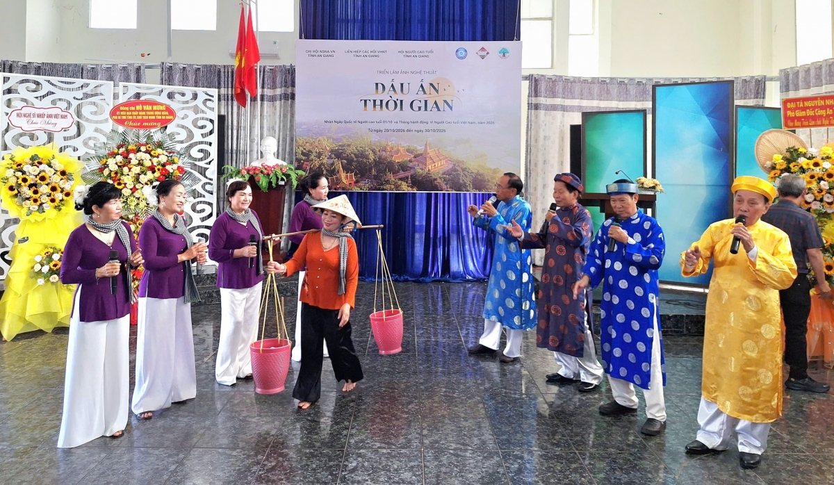 Tiết mục văn nghệ do người cao tuổi tỉnh An Giang biểu diễn tại lễ khai mạc triển lãm