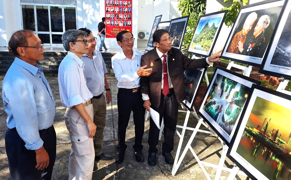 Triển lãm “Dấu ấn thời gian” tôn vinh những đóng góp của các nghệ sĩ nhiếp ảnh cao niên đối với nghệ thuật và quê hương An Giang