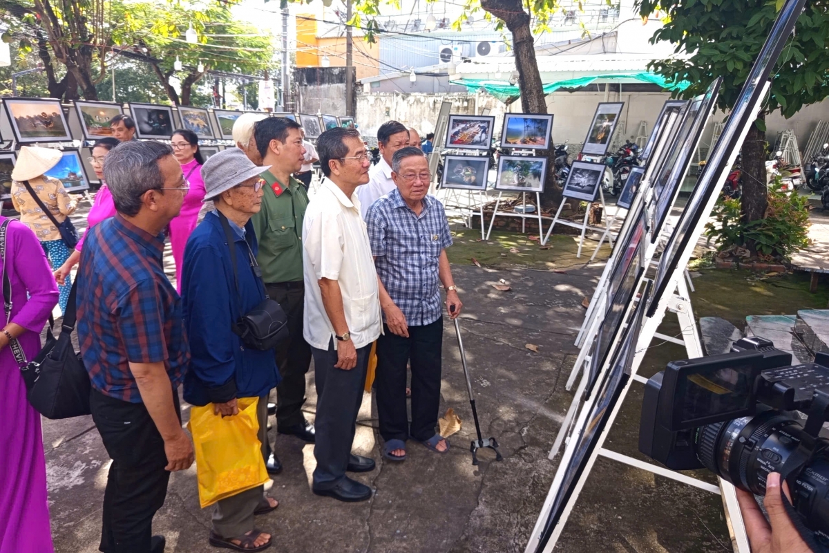 Người cao tuổi thưởng lãm các tác phẩm nghệ thuật tại triển lãm “Dấu ấn thời gian”