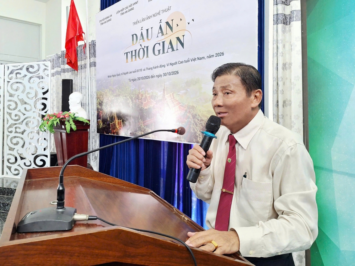 Nghệ sĩ nhiếp ảnh Huỳnh Lãnh phát biểu tại lễ khai mạc triển lãm ảnh nghệ thuật “Dấu ấn thời gian”