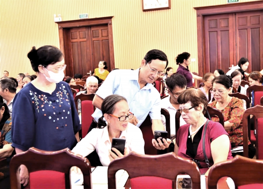 Người cao tuổi TP Hà Nội giúp nhau tăng cường kỹ năng số và nhận diện thông tin xấu độc trên không gian mạng.