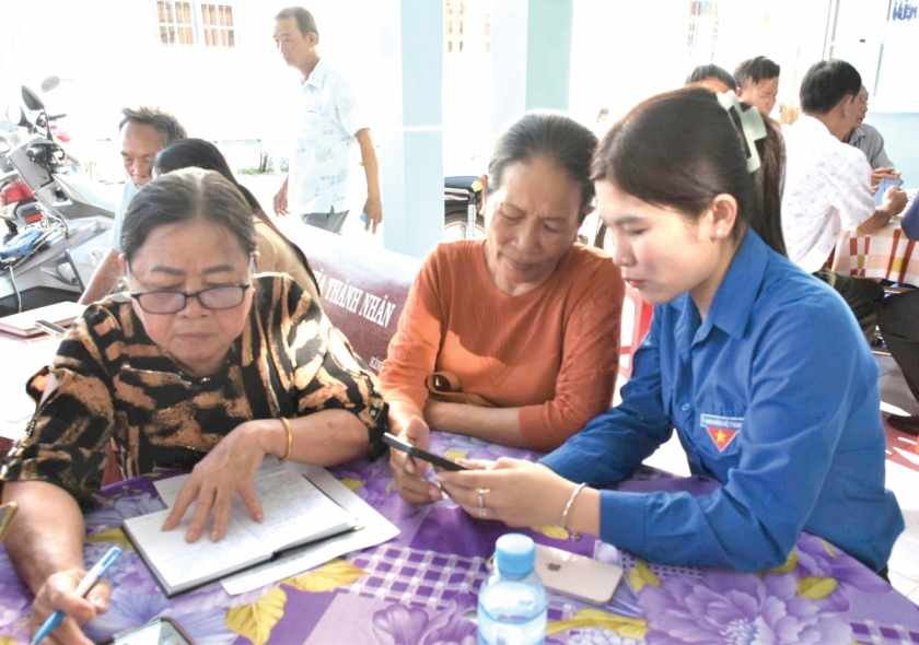 Thanh niên hỗ trợ người cao tuổi thực hành kỹ năng số.