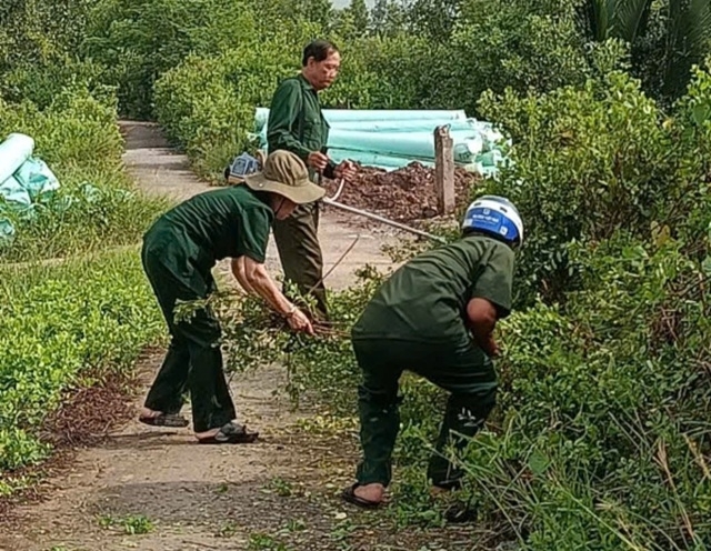 Chi hội NCT ấp Hàng Vịnh, xã Năm Căn phối hợp với Chi hội Cựu chiến binh ra quân dọn vệ sinh đường giao thông nông thôn Chi hội NCT ấp Hàng Vịnh, xã Năm Căn phối hợp với Chi hội Cựu chiến binh ra quân dọn vệ sinh đường giao thông nông thôn