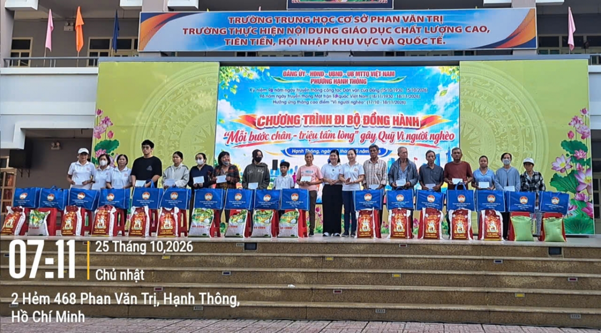 Đại diện lãnh đạo phường Hạnh Thông trao quà an sinh xã hội cho các hộ gia đình có hoàn cảnh khó khăn trên địa bàn Đại diện lãnh đạo phường Hạnh Thông trao quà an sinh xã hội cho các hộ gia đình có hoàn cảnh khó khăn trên địa bàn