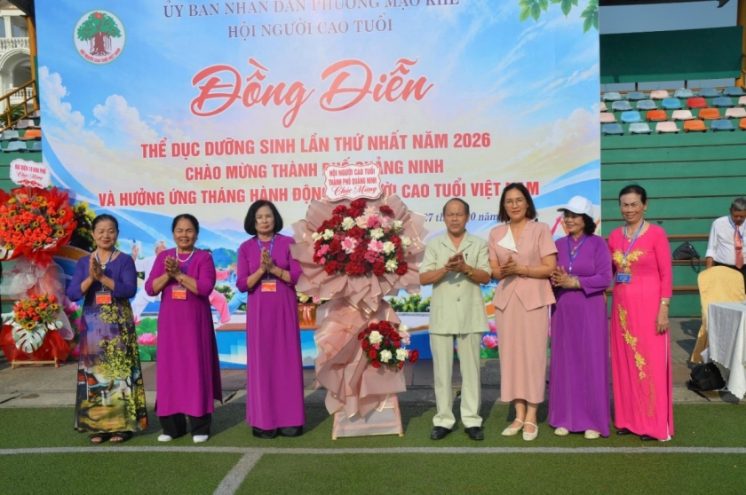 Ông Nguyễn Công Quyền, Phó Chủ tịch Hội NCT thành phố Quảng Ninh tặng hoa chúc mừng chương trình đồng diễn. Ông Nguyễn Công Quyền, Phó Chủ tịch Hội NCT thành phố Quảng Ninh tặng hoa chúc mừng chương trình đồng diễn.