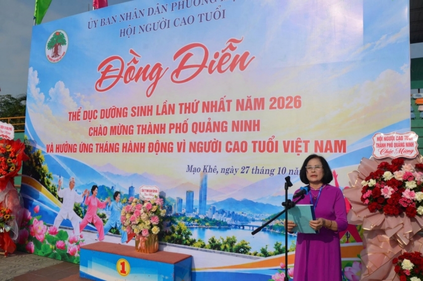 Bà Phạm Thị Thoan, UVBCH Hội NCT thành phố, Chủ tịch Hội NCT phường Mạo Khê phát biểu khai chương trình đồng diễn. Bà Phạm Thị Thoan, UVBCH Hội NCT thành phố, Chủ tịch Hội NCT phường Mạo Khê phát biểu khai chương trình đồng diễn.