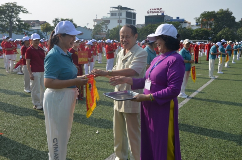 Ông Nguyễn Công Quyền, Phó Chủ tịch Hội NCT thành phố Quảng Ninh và lãnh đạo Hội NCT phường Mạo Khê tặng cờ Lưu niệm cho các đơn vị tham gia đồng diễn. Ông Nguyễn Công Quyền, Phó Chủ tịch Hội NCT thành phố Quảng Ninh và lãnh đạo Hội NCT phường Mạo Khê tặng cờ Lưu niệm cho các đơn vị tham gia đồng diễn.