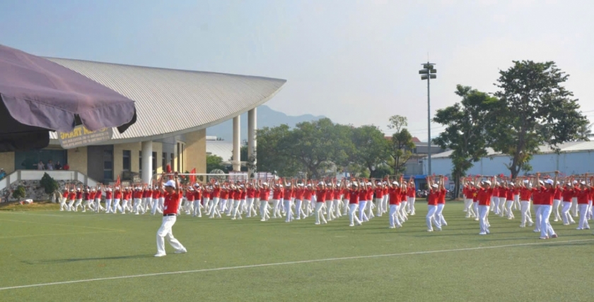 Một trong nhiều động tác của màn đồng diễn. Một trong nhiều động tác của màn đồng diễn.