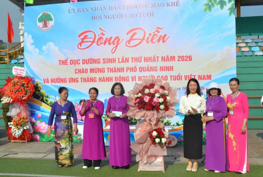 Đại diện lãnh đạo Đảng ủy, HĐND, UBND phường Mạo Khê tặng hoa chúc mừng buổi đồng diễn. Đại diện lãnh đạo Đảng ủy, HĐND, UBND phường Mạo Khê tặng hoa chúc mừng buổi đồng diễn.