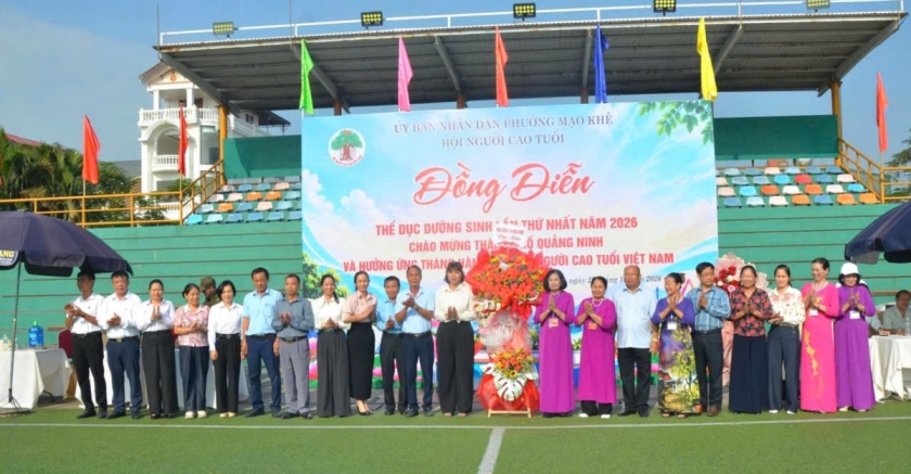 Lãnh đạo các khu phố trên địa bàn phường tặng hoa chúc mừng buổi đồng diễn. Lãnh đạo các khu phố trên địa bàn phường tặng hoa chúc mừng buổi đồng diễn.