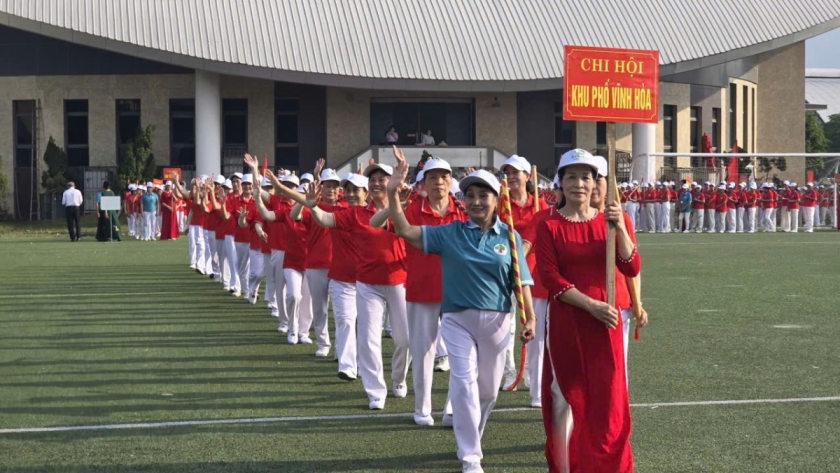 Các đoàn diễu hành vào vị trí tập kết chuẩn bị đồng diễn. Các đoàn diễu hành vào vị trí tập kết chuẩn bị đồng diễn.