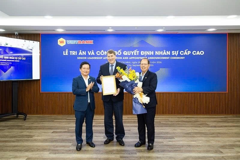 Ông Dương Nhất Nguyên – Chủ tịch HĐQT Vietbank trao quyết định bổ nhiệm cho ông Chester Gorski (ảnh Vietbank)