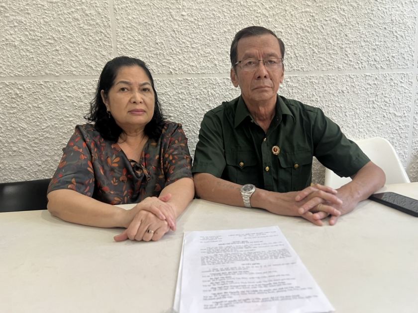 Cựu chiến binh Lê Văn Yên và vợ là bà Trần Thị Oanh bức xúc cho rằng thửa đất đã được cấp sổ đỏ mấy chục năm và gia đình ông đã bán gần 20 năm nay.  ảnh 2: Thửa đất của gia đình ông Yên và vợ đã được cấp sổ đỏ năm 2007, sau đó vợ chồng ông đã công chứng bán đi theo đúng luật.