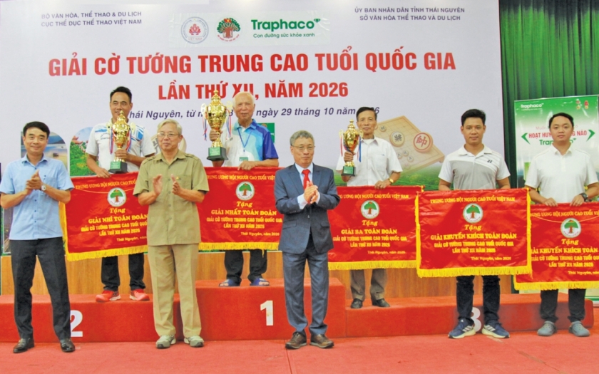 Ban tổ chức trao thưởng cho các đoàn thi đấu xuất sắc tại giải Ban tổ chức trao thưởng cho các đoàn thi đấu xuất sắc tại giải