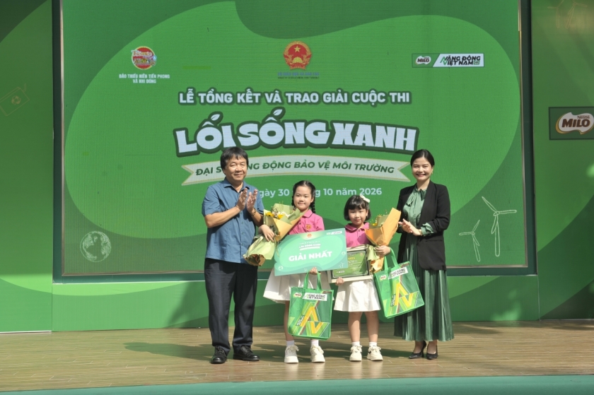 Ban tổ chức trao giải nhất cho em Lê Lê Hoàng Nguyên và Nguyễn Cao Thục Anh, Trường TH Trưng Vương, P. Nam Đông Hà, Tỉnh Quảng Trị Ban tổ chức trao giải nhất cho em Lê Lê Hoàng Nguyên và Nguyễn Cao Thục Anh, Trường TH Trưng Vương, P. Nam Đông Hà, Tỉnh Quảng Trị