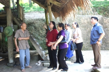 Mẹ làm con khóc đây này!